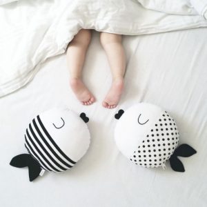 Barn med blottade ben