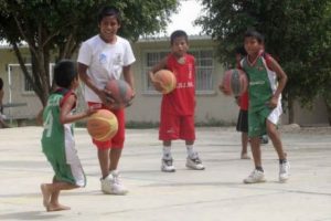 Barn spelar basket barfota
