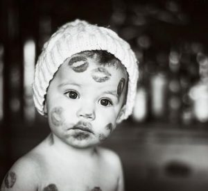 Barn täckt i pussar