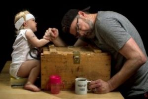 Far och dotter bryter arm