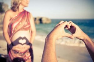 Gravid kvinna på strand