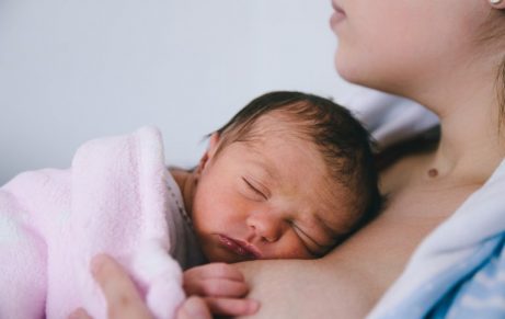 Släktingar: håll inte bebisen innan mamman vid födseln
