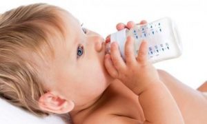 Varför bebisar inte ska dricka vatten innan 6 månader