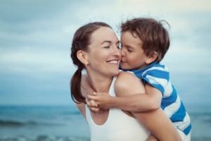 Son rider på mamma