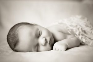 Bebis sover på mage