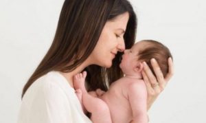 Mamma med nyfödd