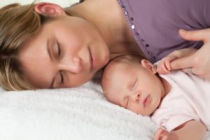 Mamma sover med bebis