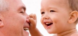 Skrattande barn med morfar