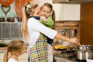 Upptagen mamma vid spisen