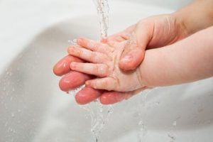 10 knep för att klippa din bebis naglar