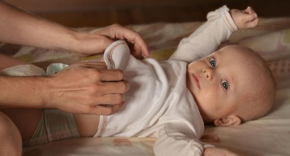 Borde du väcka ditt barn för att byta blöjan?