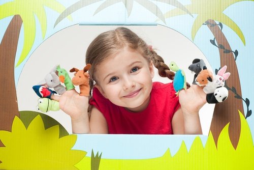 flicka med fingerdocka