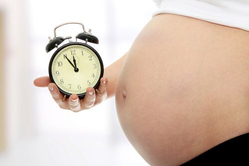 Gravid kvinna med klocka