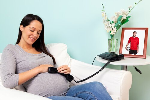 Gravid kvinna med telefon