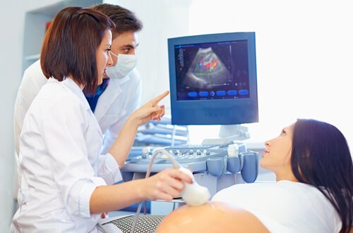 Gravid kvinna på undersökning