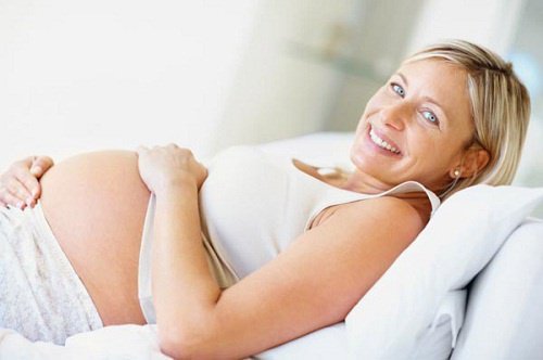 Gravid kvinna som ler