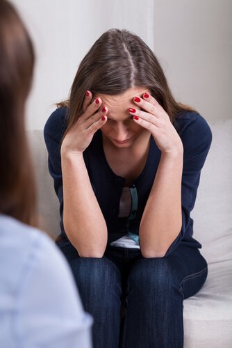 Kvinna med ångest i soffa