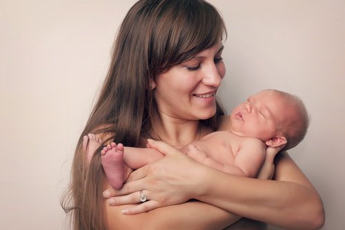mamma håller bebis