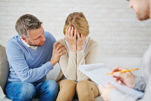 Par i soffa som känner ångest över graviditeten