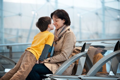 Pojke och mor vid flygplats