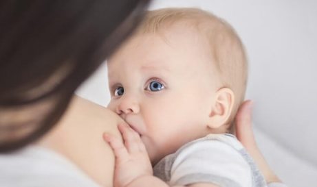 När du får ögonkontakt med din bebis vid amning
