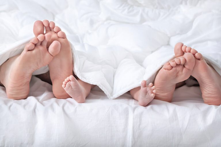 fötter i sängen