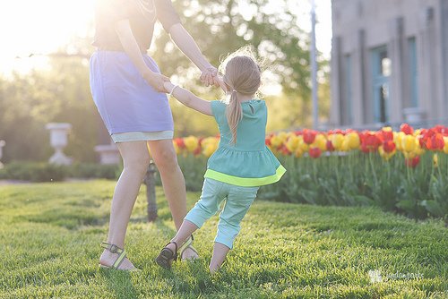 Mor och dotter bland tulpaner