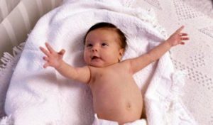 Omklamringsreflexen – något bebisar föds med