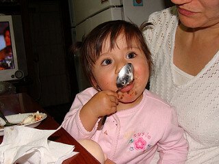 Barn som äter med sked