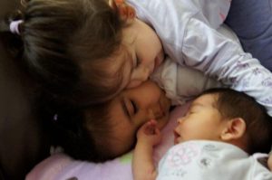 Hur man hjälper barn att komma över avundsjukan över den nyfödde