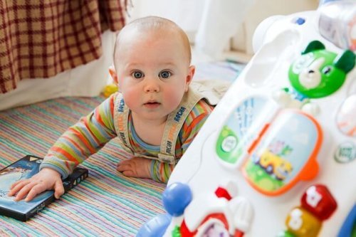 Barn som sitter på matta