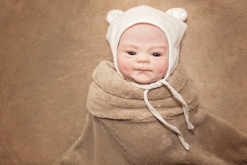 Bebis med mössa