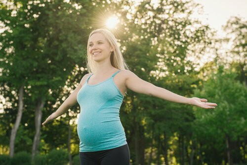Gravid kvinna i skogen