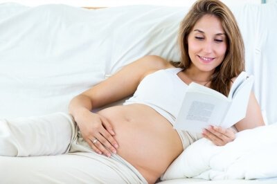 Gravid kvinna som läser