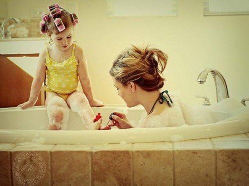 Mor och dotter vid badkar