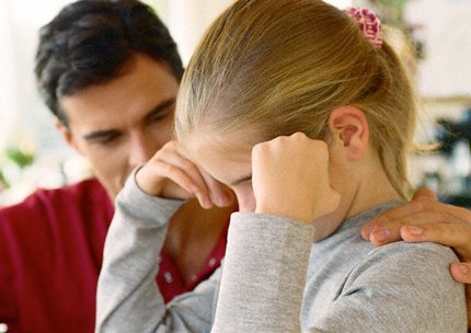 Pappa som tröstar dotter