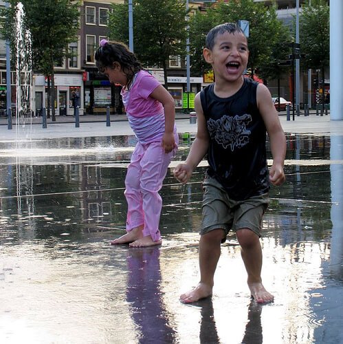 Syskon vid fontän