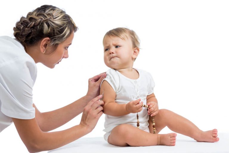 Barn blir vaccinerat