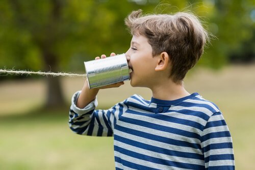Barn med burktelefon