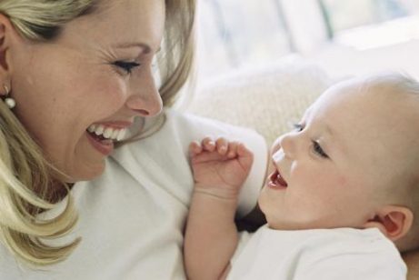 Glad mamma och bebis