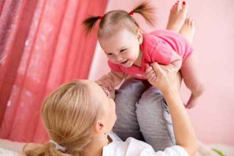 Mamma leker med dotter