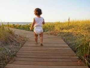 3 övningar som hjälper din bebis att lära sig gå