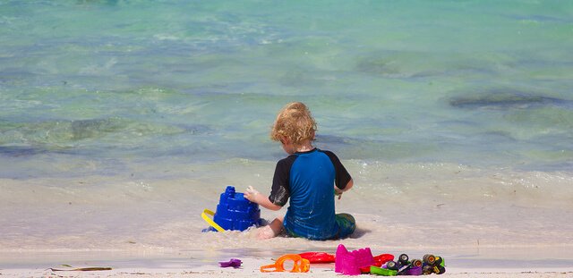 Barn som leker på strand