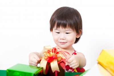 Barn som öppnar present