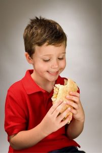 Barn äter smörgås