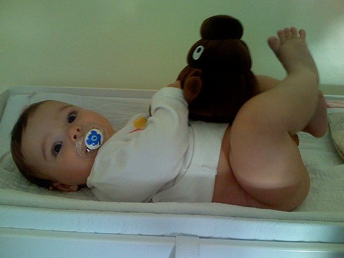 Bebis med mjukisdjur