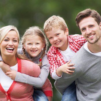 Glad familj med barn