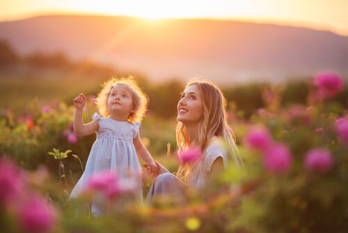 Mor och dotter på äng
