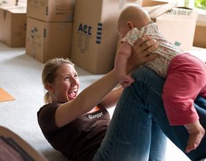 Lek med ditt barn för att stimulera det