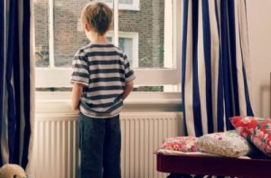 Varför man inte ska lämna barn ensamma hemma